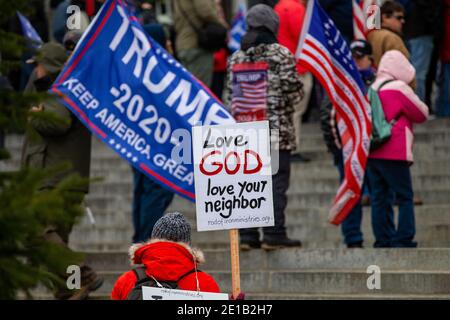 Harrisburg, Usa. Januar 2021. Anhänger von Präsident Donald Trump drängten die Gesetzgeber, die Wahl während einer Kundgebung im Pennsylvania State Capitol in Harrisburg, Pennsylvania am 5. Januar 2021 zu dezertifizieren. (Foto von Paul Weaver/Sipa USA) Quelle: SIPA USA/Alamy Live News Stockfoto