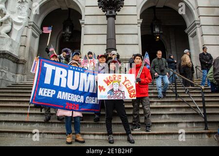 Harrisburg, Usa. Januar 2021. Anhänger von Präsident Donald Trump drängten die Gesetzgeber, die Wahl während einer Kundgebung im Pennsylvania State Capitol in Harrisburg, Pennsylvania am 5. Januar 2021 zu dezertifizieren. (Foto von Paul Weaver/Sipa USA) Quelle: SIPA USA/Alamy Live News Stockfoto