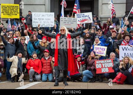 Harrisburg, Usa. Januar 2021. Anhänger von Präsident Donald Trump drängten die Gesetzgeber, die Wahl während einer Kundgebung im Pennsylvania State Capitol in Harrisburg, Pennsylvania am 5. Januar 2021 zu dezertifizieren. (Foto von Paul Weaver/Sipa USA) Quelle: SIPA USA/Alamy Live News Stockfoto