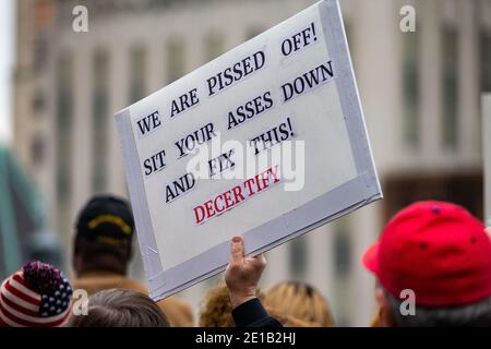 Harrisburg, Usa. Januar 2021. Anhänger von Präsident Donald Trump drängten die Gesetzgeber, die Wahl während einer Kundgebung im Pennsylvania State Capitol in Harrisburg, Pennsylvania am 5. Januar 2021 zu dezertifizieren. (Foto von Paul Weaver/Sipa USA) Quelle: SIPA USA/Alamy Live News Stockfoto