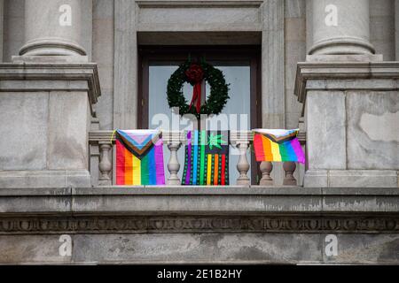 Harrisburg, Usa. Januar 2021. Flaggen hängen vom Balkon außerhalb OG Pennsylvania Lieutenant Governor John Fetterman Büro als Trump Anhänger sammeln unten. Anhänger von Präsident Donald Trump drängten die Gesetzgeber, die Wahl während einer Kundgebung im Pennsylvania State Capitol in Harrisburg, Pennsylvania am 5. Januar 2021 zu dezertifizieren. (Foto von Paul Weaver/Sipa USA) Quelle: SIPA USA/Alamy Live News Stockfoto