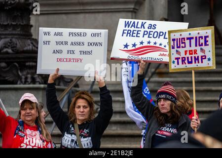 Harrisburg, Usa. Januar 2021. Anhänger von Präsident Donald Trump drängten die Gesetzgeber, die Wahl während einer Kundgebung im Pennsylvania State Capitol in Harrisburg, Pennsylvania am 5. Januar 2021 zu dezertifizieren. (Foto von Paul Weaver/Sipa USA) Quelle: SIPA USA/Alamy Live News Stockfoto