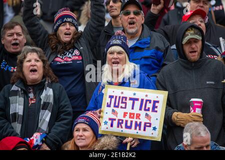 Harrisburg, Usa. Januar 2021. Anhänger von Präsident Donald Trump drängten die Gesetzgeber, die Wahl während einer Kundgebung im Pennsylvania State Capitol in Harrisburg, Pennsylvania am 5. Januar 2021 zu dezertifizieren. (Foto von Paul Weaver/Sipa USA) Quelle: SIPA USA/Alamy Live News Stockfoto