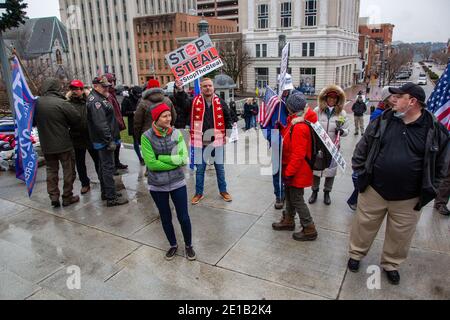 Harrisburg, Usa. Januar 2021. Anhänger von Präsident Donald Trump drängten die Gesetzgeber, die Wahl während einer Kundgebung im Pennsylvania State Capitol in Harrisburg, Pennsylvania am 5. Januar 2021 zu dezertifizieren. (Foto von Paul Weaver/Sipa USA) Quelle: SIPA USA/Alamy Live News Stockfoto