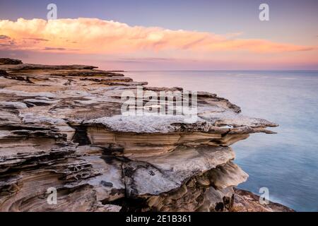 Spaziergang entlang der Pazifikküste im Kamay Botany Bay National Park Stockfoto