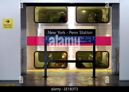 New York, USA. Januar 2021. Pendler sitzen in einem Zug, während er sich auf die Abfahrt von der neu eröffneten Moynihan Train Hall, New York, NY, 5. Januar 2021 vorbereitet. Das am 1. Januar eröffnete 1.6-Milliarden-Dollar-Projekt ist eine Erweiterung der Penn Station von New York City (unter dem Madison Square Garden) in das angrenzende James A. Farley Building, das ehemalige Hauptpostamt der Stadt, und fügt eine 225,000 Quadratmeter große Station hinzu. Mit einem 92 Meter hohen Oberlicht und dekorierten Warteräumen, in denen die Passagiere warten können. (Foto von Anthony Behar/Sipa USA) Quelle: SIPA USA/Alamy Live News Stockfoto