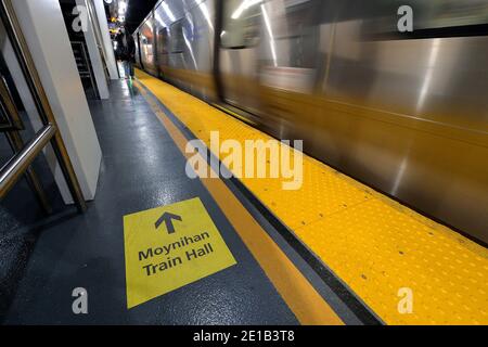 New York, USA. Januar 2021. Beschilderung entlang der Bahnsteige, die auf den Zugang zur neu eröffneten Moynihan Train Hall, New York, NY, 5. Januar 2021 zeigt. Das am 1. Januar eröffnete 1.6-Milliarden-Dollar-Projekt ist eine Erweiterung der Penn Station von New York City (unter dem Madison Square Garden) in das angrenzende James A. Farley Building, das ehemalige Hauptpostamt der Stadt, und fügt eine 225,000 Quadratmeter große Station hinzu. Mit einem 92 Meter hohen Oberlicht und dekorierten Warteräumen, in denen die Passagiere warten können. (Foto von Anthony Behar/Sipa USA) Quelle: SIPA USA/Alamy Live News Stockfoto