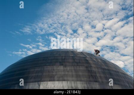 05.01.2021, Singapur, Republik Singapur, Asien - ARBEITER an der kuppelförmigen Glasfassade des neuen Apple Stores in Marina Bay Sands. Stockfoto