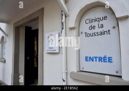 Erste Impfungen gegen Covid in der Klinik La Toussaint in Straßburg. Patienten und medizinisches Personal erhalten den Impfstoff von Pfizer BioNTech. Diese Injektionen werden in einer Abteilung dieser Klinik der Saint-Vincent Hospital Group durchgeführt, einer privaten Einrichtung von kollektivem Interesse, die von der Agence Regionale de Sante (ARS) Grand Est (Regionale Gesundheitsbehörde) als Pilotanlage ausgewiesen wird. 5. Januar 2021, in Straßburg Nordostfrankreich.Foto von Nicolas Roses/ABACAPRESS.COM Stockfoto