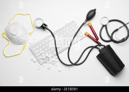 Computertastatur und medizinisches Zubehör auf weißem Hintergrund Stockfoto