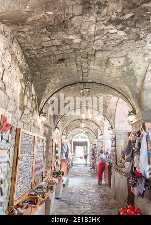 Die Altstadt Bazar, ein beliebtes Ziel für Touristen, die Souvenirs kaufen möchten. Stockfoto