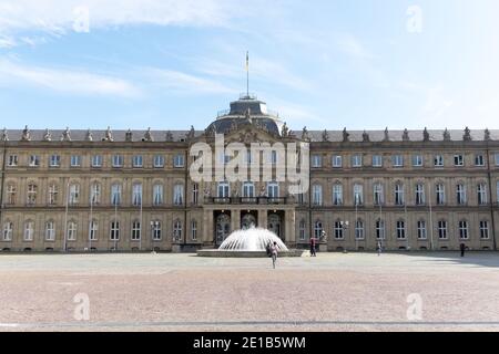 STUTTGART, DEUTSCHLAND - 17. NOVEMBER 2020: Das Neue Schloss am Schlossplatz in Stuttgart Stockfoto