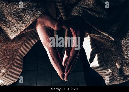 Christliches Leben Krise Gebet zu gott. Frau beten für gott Segen zu wünschen haben ein besseres Leben. Mann Hände beten zu gott mit der bibel. Stockfoto
