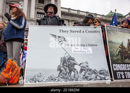 Demonstranten halten Plakate während der Demonstration.Unterstützer von Präsident Donald Trump drängten die Gesetzgeber, die Wahl während der "Hear US Roar"-Kundgebung im Pennsylvania State Capitol zu dezertifizieren. Stockfoto