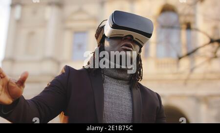 afroamerikanischer schwarzer Mann mit VR-Headset draußen. Hochwertige Fotos Stockfoto