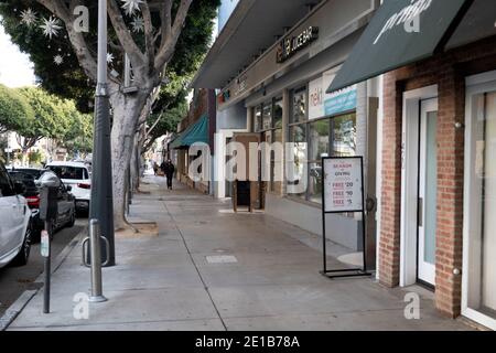 Santa Monica, CA USA - 6. Dezember 2020: Das Einkaufsviertel in der Innenstadt von Santa Monica ist wegen der neuen Covid-19-Quarantäne wegen der Weihnachtseinkäufe leer Stockfoto