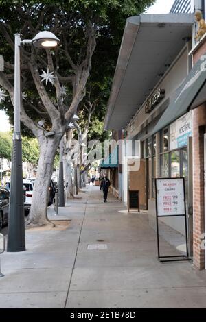 Santa Monica, CA USA - 6. Dezember 2020: Das Einkaufsviertel in der Innenstadt von Santa Monica ist wegen der neuen Covid-19-Quarantäne wegen der Weihnachtseinkäufe leer Stockfoto