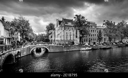 Grachtenboot in die Keizersgracht Kanal von der Leliegracht Kanal im alten historischen Zentrum von Amsterdam, Niederlande Stockfoto