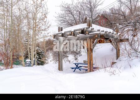 Kleiner hölzerner Park Pavillon auf einer verschneiten Hügellandschaft von Eine malerische Gegend Stockfoto