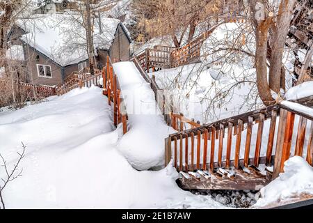 Flug der hölzernen Treppe und Hügel mit dicken Hang bedeckt Frischer Schnee im Winter Stockfoto