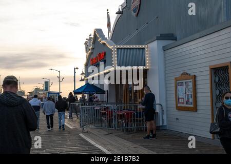 Santa Monica, CA USA - 6. Dezember 2020: Das Bubba Gump Shrimp Restaurant am Santa Monica Pier ist während der neuen Covid-19 Quarantäne geschlossen Stockfoto