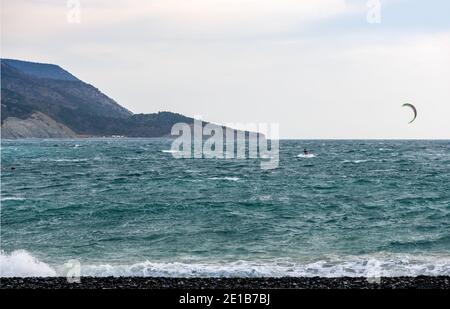 Windsurfen mit Mann am Schwarzen Meer Stockfoto