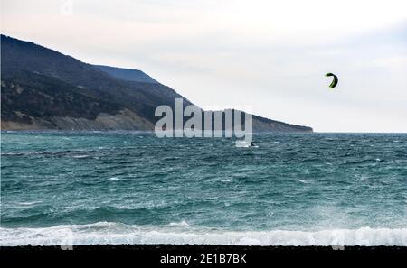 Windsurfen mit Mann am Schwarzen Meer Stockfoto