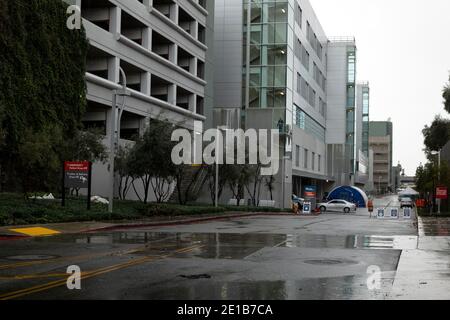 Los Angeles, CA USA - 28. Dezember 2020: Ein Zelt außerhalb des Kaiser Krankenhauses für Covid-19 Patienten während Dezember Spike in Fällen Stockfoto