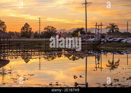 Sonnenuntergang Blick auf See, Sushi Food Truck, und US Highway 27 von den Zitrushainen im Showcase of Citrus in Clermont, Florida, in der Nähe von Orlando. (USA) Stockfoto