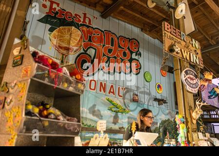 Frisches Orangensaft Wandgemälde im Showcase von Citrus Roadside Attraction, bietet U-Pick Zitrushaine, in Clermont, Florida, in der Nähe von Orlando. (USA) Stockfoto