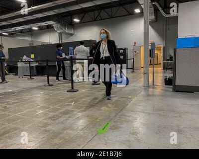 Lawrenceville, Georgia, USA. Januar 2021. Wahlhelfer bringen Wahlstimmen in den Raum für die Tabellierung. Quelle: Sue Dorfman/ZUMA Wire/Alamy Live News Stockfoto