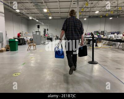 Lawrenceville, Georgia, USA. Januar 2021. Wahlhelfer bringen Wahlstimmen in den Raum für die Tabellierung. Quelle: Sue Dorfman/ZUMA Wire/Alamy Live News Stockfoto