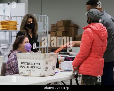 Lawrenceville, Georgia, USA. Januar 2021. Die provisorischen Stimmzettel werden von den Wahlhelfern zur Bearbeitung empfangen. Quelle: Sue Dorfman/ZUMA Wire/Alamy Live News Stockfoto