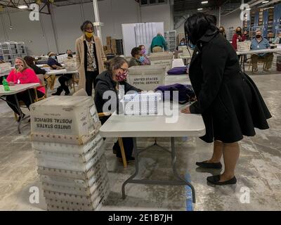 Lawrenceville, Georgia, USA. Januar 2021. Die provisorischen Stimmzettel werden von den Wahlhelfern zur Bearbeitung empfangen. Quelle: Sue Dorfman/ZUMA Wire/Alamy Live News Stockfoto