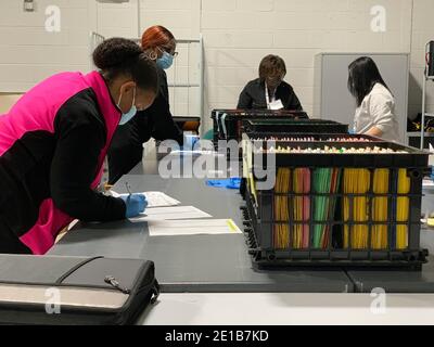 Lawrenceville, Georgia, USA. Januar 2021. Die Wahlhelfer checken in den Wahlunterlagen ein, die von jedem Bezirk zurückgegeben werden. Quelle: Sue Dorfman/ZUMA Wire/Alamy Live News Stockfoto