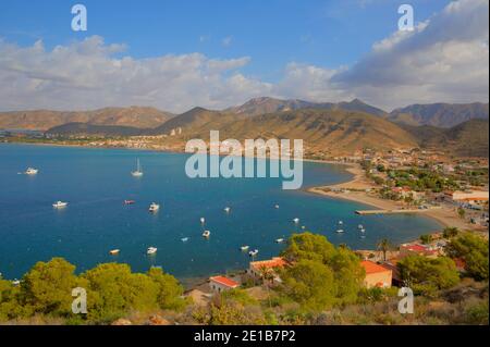 La Azohia Murcia Spanien Küstenansicht mit Booten in der Nähe von La Isla Plana und zwischen Puerto de Mazarron und Cartagena Stockfoto