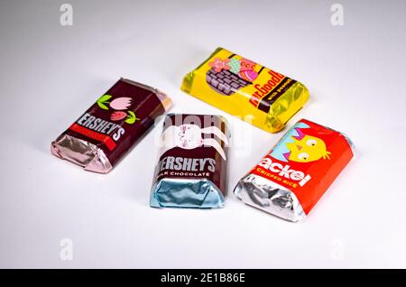 Vier verschiedene Mini-Bars von Hersheys Miniaturen auf weißem Hintergrund. Stockfoto