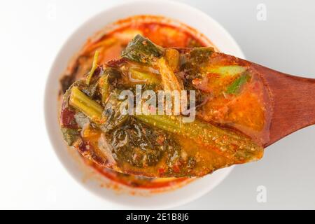 Aalsuppe auf weißem Hintergrund Stockfoto