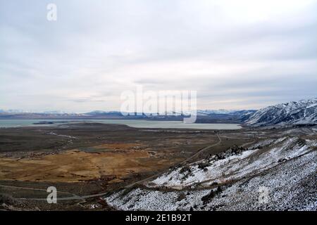 Schöne Aussicht über die sierra nevada Bergkette von der Mono Lake Vista Point Lee Vining im Osten Kaliforniens an Ein kalter Tag im Dezember Stockfoto