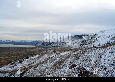 Schöne Aussicht über die sierra nevada Bergkette von der Mono Lake Vista Point Lee Vining im Osten Kaliforniens an Ein kalter Tag im Dezember Stockfoto