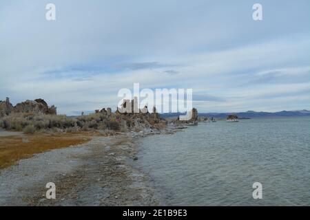 Wunderschönes Mono Lake Tufa State Natural Reserve im Osten Kaliforniens an einem kalten Dezembertag, Tuffstein-Felsnadeln in der Dämmerung Stockfoto