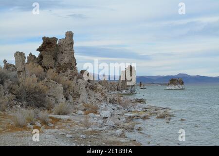 Wunderschönes Mono Lake Tufa State Natural Reserve im Osten Kaliforniens an einem kalten Dezembertag, Tuffstein-Felsnadeln in der Dämmerung Stockfoto