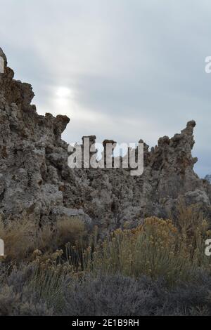 Wunderschönes Mono Lake Tufa State Natural Reserve im Osten Kaliforniens an einem kalten Dezembertag, Tuffstein-Felsnadeln in der Dämmerung Stockfoto