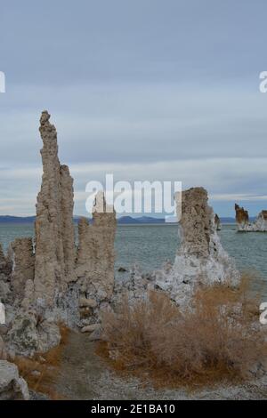 Wunderschönes Mono Lake Tufa State Natural Reserve im Osten Kaliforniens an einem kalten Dezembertag, Tuffstein-Felsnadeln in der Dämmerung Stockfoto