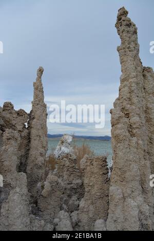 Wunderschönes Mono Lake Tufa State Natural Reserve im Osten Kaliforniens an einem kalten Dezembertag, Tuffstein-Felsnadeln in der Dämmerung Stockfoto