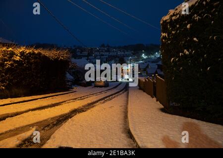 Biggin Hill,Kent,UK,6. Januar 2021,der erste Schneefall des Jahres kam über Nacht in Biggin Hill, Kent, wegen der drei steilen Hügel in und aus dem Tal Reisen ist schwierig. Die Prognose für heute ist 2C mit Schneebauer und eine allgemeine Brise.Quelle:Keith Larby/Alamy Live News Stockfoto