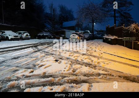 Biggin Hill,Kent,UK,6. Januar 2021,der erste Schneefall des Jahres kam über Nacht in Biggin Hill, Kent, wegen der drei steilen Hügel in und aus dem Tal Reisen ist schwierig. Die Prognose für heute ist 2C mit Schneebauer und eine allgemeine Brise.Quelle:Keith Larby/Alamy Live News Stockfoto