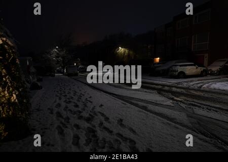 Biggin Hill,Kent,UK,6. Januar 2021,der erste Schneefall des Jahres kam über Nacht in Biggin Hill, Kent, wegen der drei steilen Hügel in und aus dem Tal Reisen ist schwierig. Die Prognose für heute ist 2C mit Schneebauer und eine allgemeine Brise.Quelle:Keith Larby/Alamy Live News Stockfoto