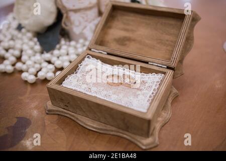 Eine Hochzeit Gold Ringe in einer Holzkiste Stockfoto