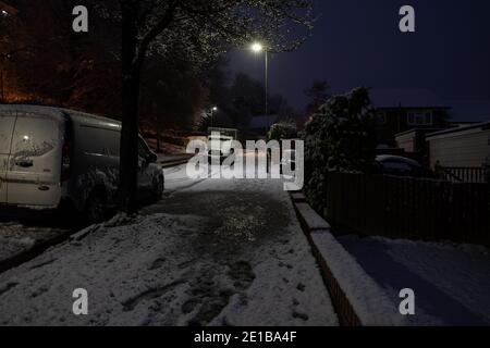 Biggin Hill,Kent,UK,6. Januar 2021,der erste Schneefall des Jahres kam über Nacht in Biggin Hill, Kent, wegen der drei steilen Hügel in und aus dem Tal Reisen ist schwierig. Die Prognose für heute ist 2C mit Schneebauer und eine allgemeine Brise.Quelle:Keith Larby/Alamy Live News Stockfoto